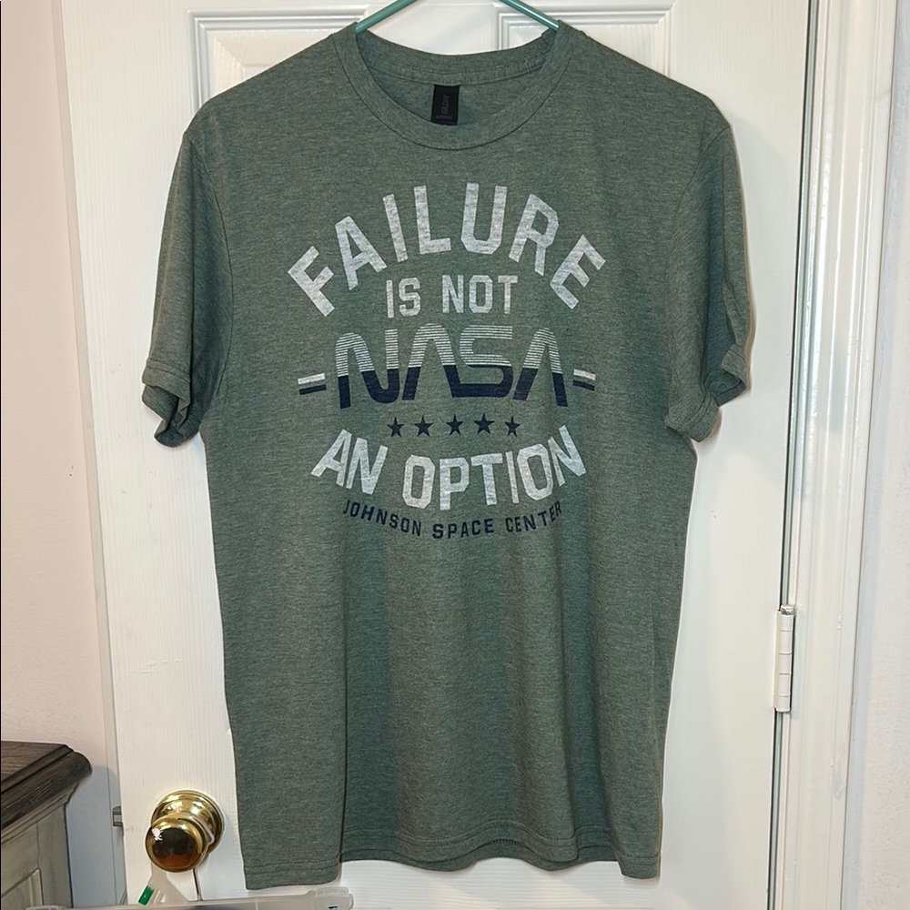 (NWOT) Gildan men’s NASA Space Center T-Shirt. Size Medium.